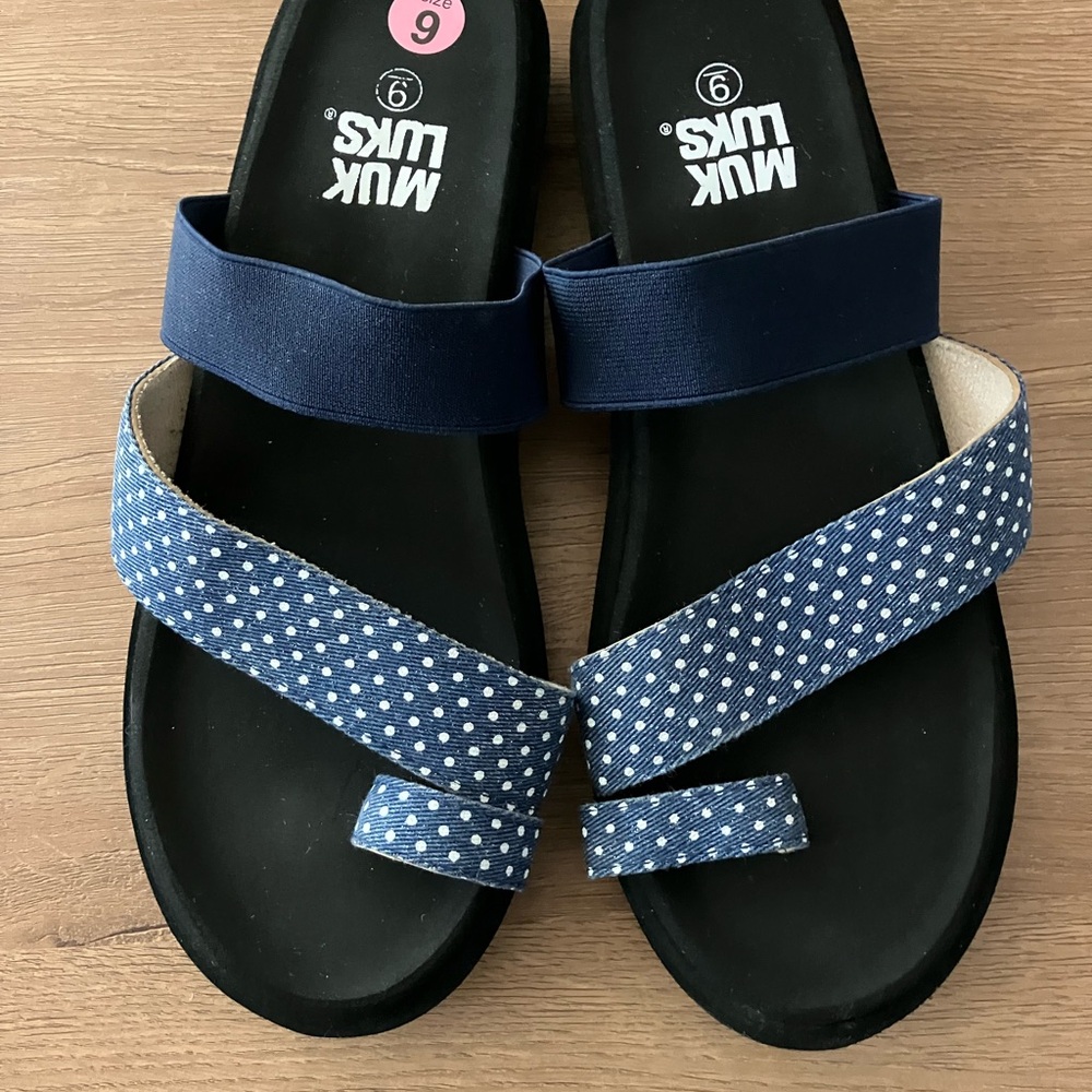 Muk Luks Women's Blue Polka Dot Sandals